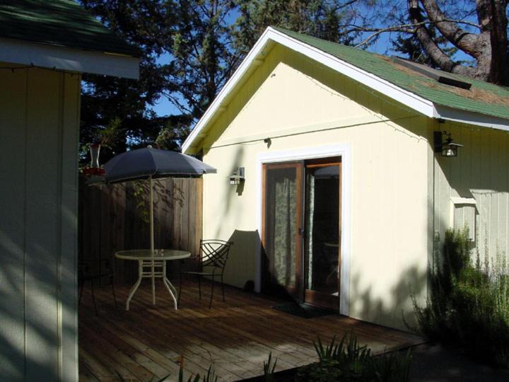 Bed and Breakfast Backyard Garden Oasis Middletown Экстерьер фото