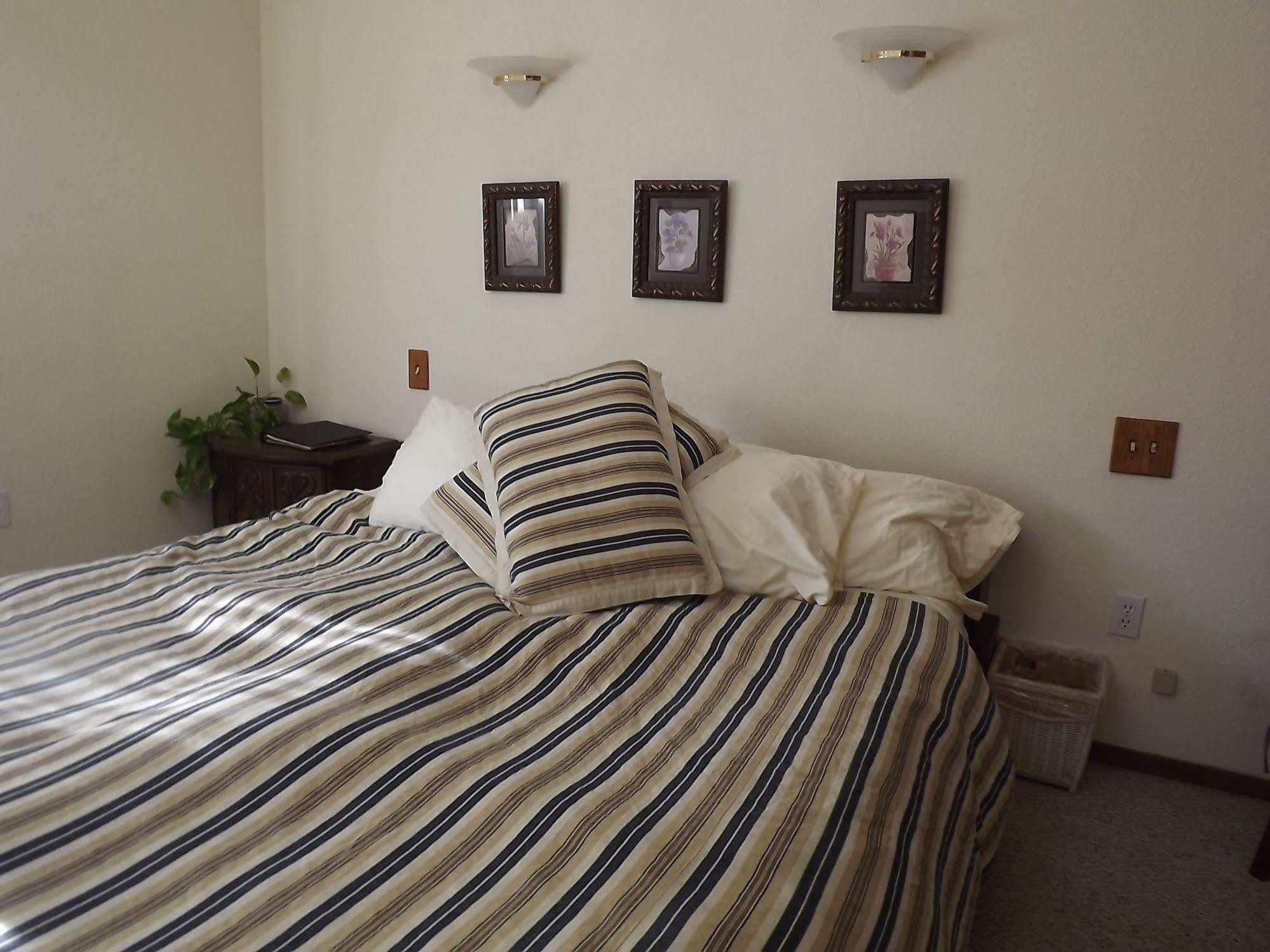Bed and Breakfast Backyard Garden Oasis Middletown Экстерьер фото